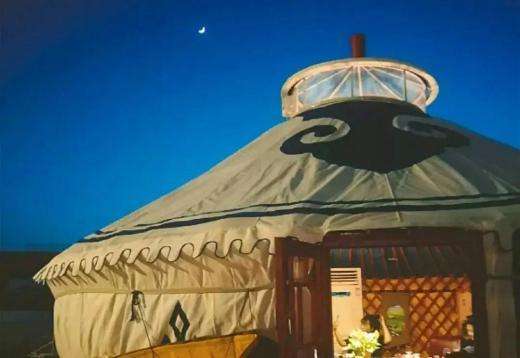 蒙古一家都睡在蒙古包里